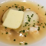 馳走 啐啄一十  - ⑱新馬鈴薯(鹿児島県産)、牡丹海老(北海道函館産)、バター(フランス産)、 真昆布(北海道函館白口浜産)と鯖節、あご、いりこの出汁
      こちらは初めての新メニューですね。
      遊び心のある一品。