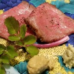 馳走 啐啄一十  - ⑲ 福島牛(福島県産・未経産牝牛)のイチボのローストビーフ
      備長炭でじっくり焼き上げられ、 芳ばしく薫り立っています。
      柔らかく脂がのったイチボ、これくらいの分量が調度です。