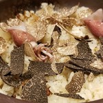 馳走 啐啄一十  - ⑳ 黒トリュフ(イタリア産)&春トリュフ(イタリア産)ご飯(プレーン&生玉子入り)にホタルイカのトッピング
      黒トリュフの華やかな薫り、春トリュフの控えめながらも艶やかな薫りが立ち昇って来ます。