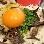 馳走 啐啄一十  - ⑳ 黒トリュフ(イタリア産)&春トリュフ(イタリア産)ご飯(プレーン)にホタルイカのトッピング
      生卵を投入。