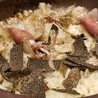 馳走 啐啄一十  - ⑳ 黒トリュフ(イタリア産)&春トリュフ(イタリア産)ご飯(プレーン&生玉子入り)にホタルイカのトッピング
                黒トリュフの華やかな薫り、春トリュフの控えめながらも艶やかな薫りが立ち昇って来ます。