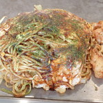 Okonomiyaki Santana - 「肉玉そばシングル」（600円）+「ホルモン」（200円）