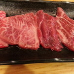 立喰い焼肉 治郎丸 - 左からサーロイン300円、ミスジ300円、トウガラシ290円、ウチモモ280円、マルカワ240円