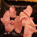 立喰い焼肉 治郎丸 - 脂っぽくないこりこりとしたホルモン系、てことで右ノドブエ2切れ30円×2と左ノドモト2切れ80円×2
