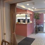 SAKURA CAFE - ホテルのフロントの様子…、スモーキーピンクが海外のよう…