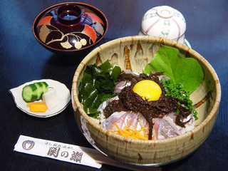 Sekinose - 佐賀関丼　1,000円　りゅうきゅう、クロメがのった佐賀関の海の幸を丸ごと丼にしました。茶碗蒸し、味噌汁付き