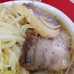 ラーメン二郎 - ラーメン（ヤサイマシニンニクカラメ）の豚