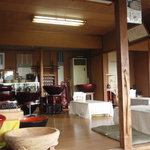 蕎遊庵 - 踊りの舞台のような小上がりの席。道具も豊富。