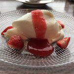 ピッツェリア・フィエロ - 手作り福岡あまおう苺のソースのパンナコッタ