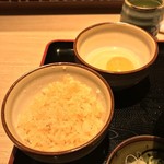 味奈登庵 - 揚げ玉と玉子♡  
      味奈登庵らしく、揚げ玉もプリタツなンです！