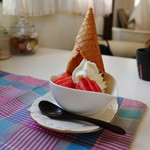 ミルカ - 北海道放牧牛乳のソフトクリーム（苺Ver.）