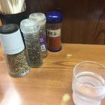 ラーメン二郎 - 卓上調味料