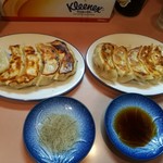 餃子専科Lee - いわし餃子は酢と胡椒で。モチ餃子はふつーに