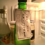 酒舗 菱正宗 - “斗瓶囲い”で購入した「菱政宗 生純米吟醸酒」(300ml、869円)。計り売り用の瓶に入れてくれ保冷剤もくれる。写真は自室の冷蔵庫内。