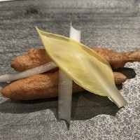 ジョンティ アッシュ - ワカサギの黒ビールのフリット　雪うるいを添えて