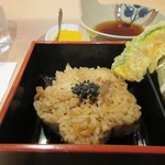 Noko udon - 御膳のご飯は味のしっかり浸みたかしわ飯を使った御飯でした。
                        