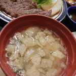 牛心食堂 - 揚げ、豆腐、玉ねぎ、ワカメの味噌汁