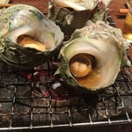 nihonshutowarayakitosumibiyakigaburi - 突き出し サザエの壷焼き
