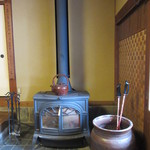 比良山荘 - 玄関土間の薪ストーブ