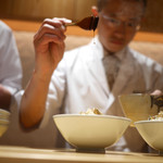 銀座 しのはら - タレをかける眼差しは真剣