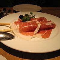 Osteria UVA RARA 横浜 - パルマ産プロシュートとグリッシーニ 