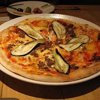 Osteria UVA RARA 横浜 - ピリッと辛い牛ひき肉と茄子のピッツァ 