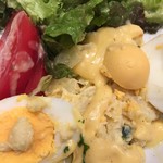キュル・ド・サック - ゆで卵と自家製マヨネーズのサラダのアップ