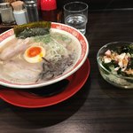 呼び戻しとんこつ 光四郎 - 光四郎ラーメンとサラダ