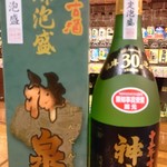Okinawa Ryourimammaru - 12年古酒100% 
      「神泉」 20年古酒以上 
      県知事賞多数受賞蔵元 上原酒造所
      超レア！超ビンテージ！ 超レトロ！ 大変貴重な逸品！！
      ２０１０年の詰口となり今年で８年が経過しますので、中身の古酒（１２年）と併せて２０年古酒以上となります。