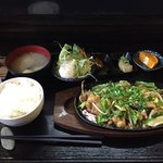 粂の坊ったん - ホルモン炒め定食（味噌）820円。