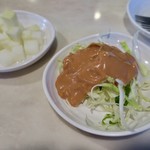 원조신포닭강정 - セットの大根の漬物とキャベツサラダ