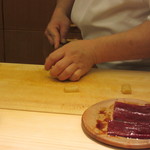 鮨 銀座 おのでら - ガリはその場で包丁でスライス！