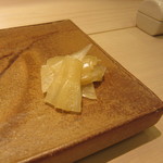 鮨 銀座 おのでら - スライスされたガリ