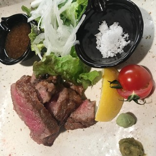 産直の鮮魚や、肉・野菜を豊富に使用した創作料理でおもてなし