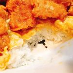 北京本店 - 白ご飯の上にトロトロ卵を敷き詰め、もち豚から揚げを載せます。（2018.3 byジプシーくん）