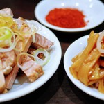 中華そば べんてん - つまみチャーシュー、お通し、辛味