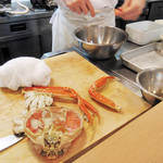 和久 - カニをさばく大将(2018年2月中旬 夜)