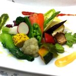 Yasai Somurieno Omise Togiya - 旬野菜のサラダプレート、マチュピチュの岩塩、白味噌のソース、バジル、金時ニンジンのトマトソースをつけてください。