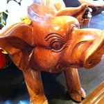 とんかつあさくら - カウンターの豚の置物