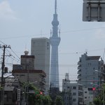 Cafe Bach - 店の前から見たスカイツリー