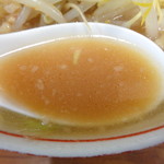 ラーメン二郎 - ネギアブラ風味抜群スープ