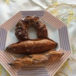 ブーランジェリー タテル ヨシノ プリュス - 上から、クランベリーフロマージュ、バゲットルヴァンプチ、プチバゲット