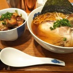 麺屋 猪一 - 全体図 私は丼左置きです。