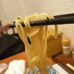 麺屋 猪一 - ストレート 細めですが、
      博多や京都背脂系よりは太いかなぁ。