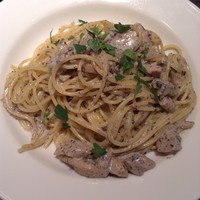 grigio la tavola - 鶏もも肉とマッシュルームのクリームソーススパゲティ