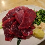 天史朗鮨 - クジラの刺身　生姜とにんにくで頂きます