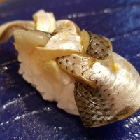 鮨 紺乃 - ②コハダ(長崎県対馬産・7日熟成)
                    酢〆の塩梅、柔らかさ、旨みと相当なレベルです。
                    美しい三つ編み、舌触りも滑らか。