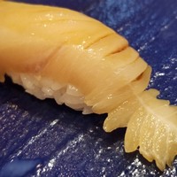鮨 紺乃 - ⑦鰆(愛知県三河産)の漬け
                    鰆の漬けは始めて頂きました。
                    鰆と言えば炙りという概念を覆す一品。