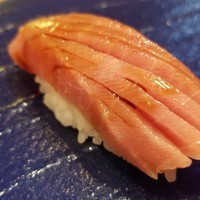 鮨 紺乃 - ⑧中トロ(和歌山県紀伊勝浦)
                    細かな包丁が入っていて、あっという間に溶けてしまいました。