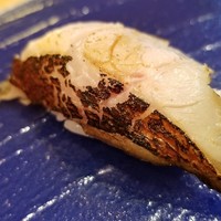 鮨 紺乃 - ⑬金目鯛の炙り
                      金目鯛の炙りは芳ばしく旨みが口腔内でドカンと拡がります。